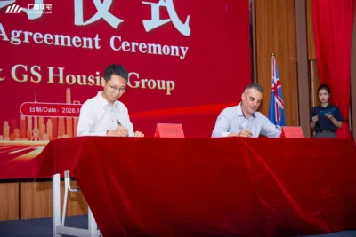 Representatives sign a strategic cooperation agreement for modular mining camp projects in Australia.
